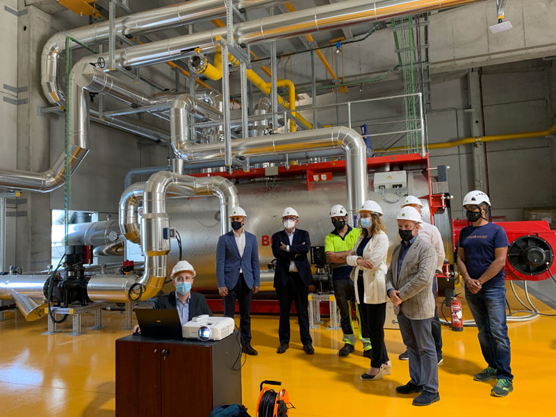 Autoritats visitant la central de suport de la xarxa de calor d'Andorra la Vella
