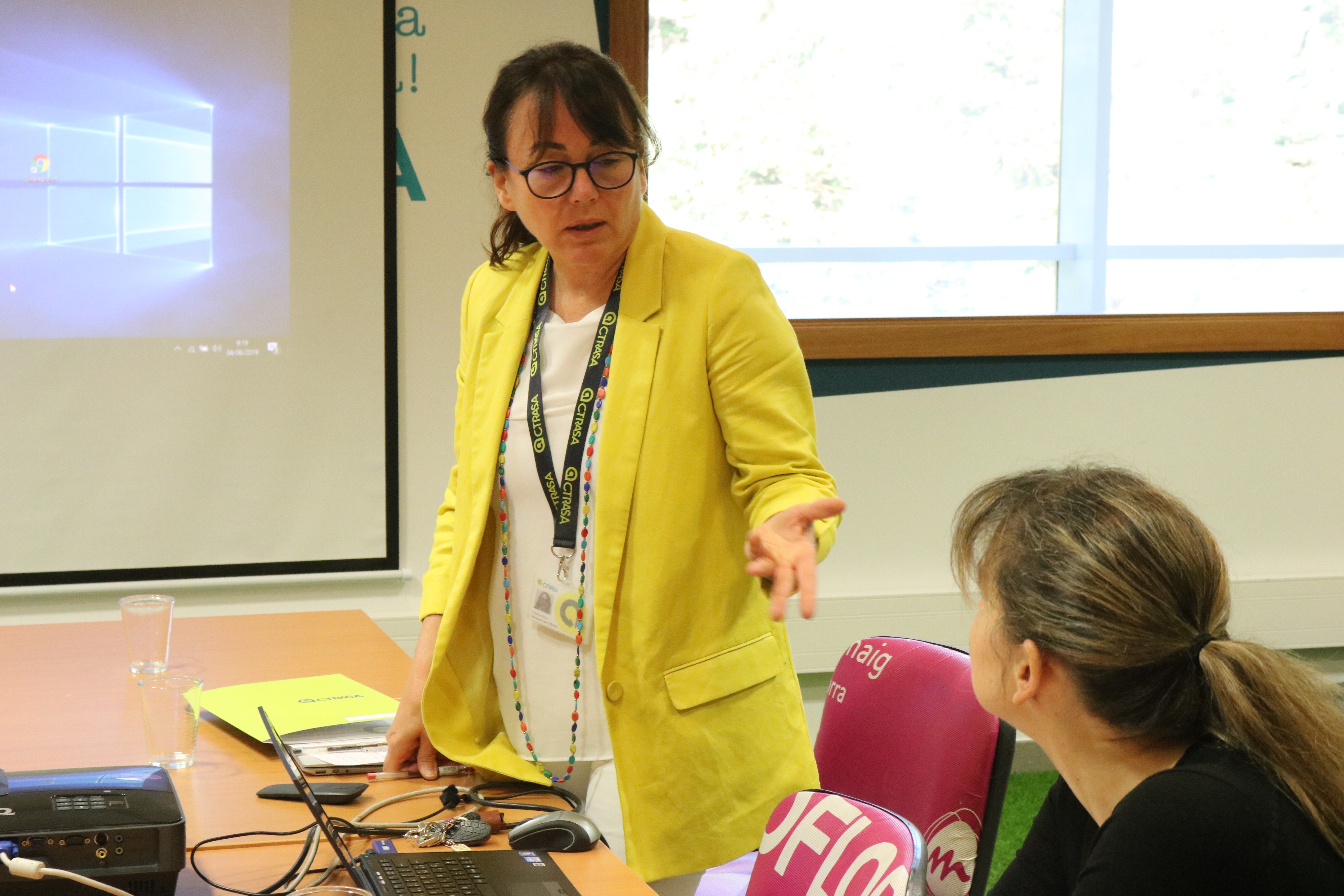 La gerent de Ctrasa, Cristina Rico, parlant amb una membre de la secretaria de la Comissió d'Informació i Vigilància