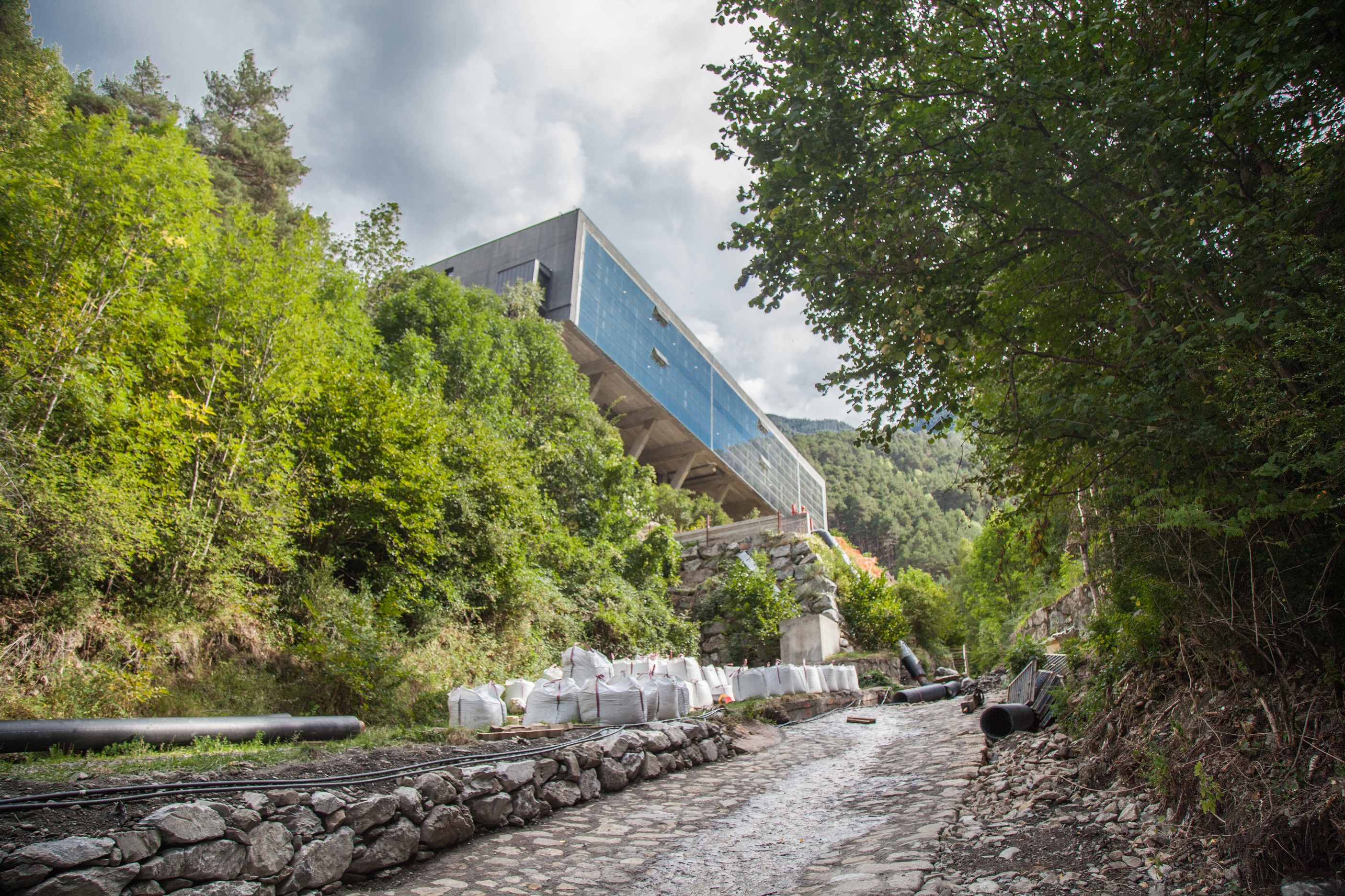 Treballs de la xarxa de calor d'Andorra la Vella, just sota del Centre de Tractament de Residus Vista del Centre de Tractament de Residus des de sota.