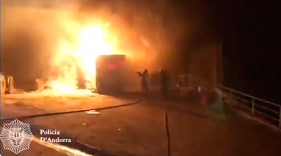 El foc al centre de transferència de la deixalleria de la Comella