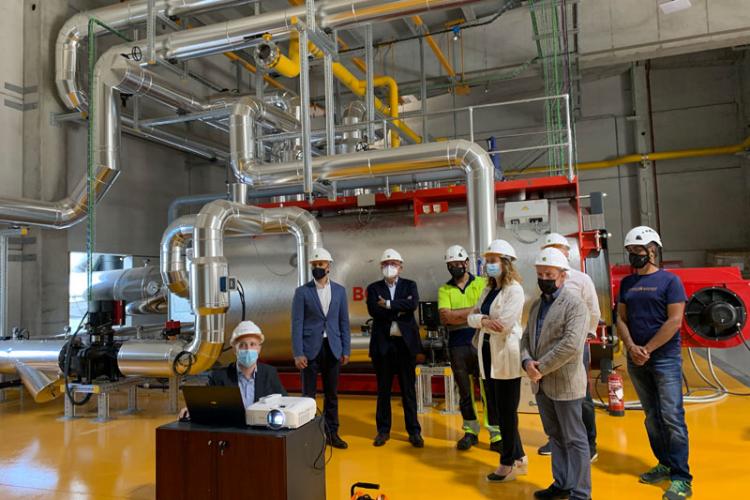 Autoritats visitant la central de suport de la xarxa de calor d'Andorra la Vella