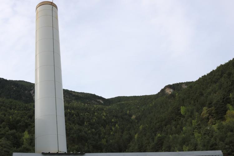 Xemeneia del centre de tractament tèrmic de residus