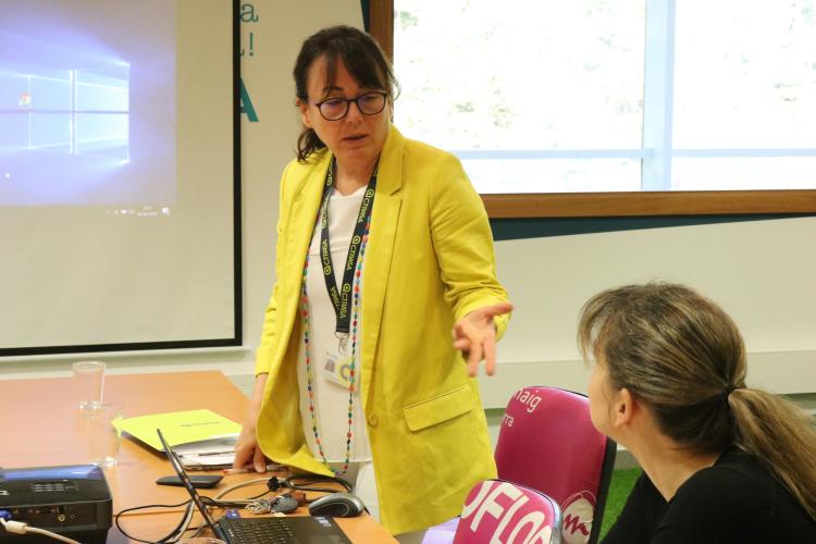 La gerent de Ctrasa, Cristina Rico, parlant amb una membre de la secretaria de la Comissió d'Informació i Vigilància