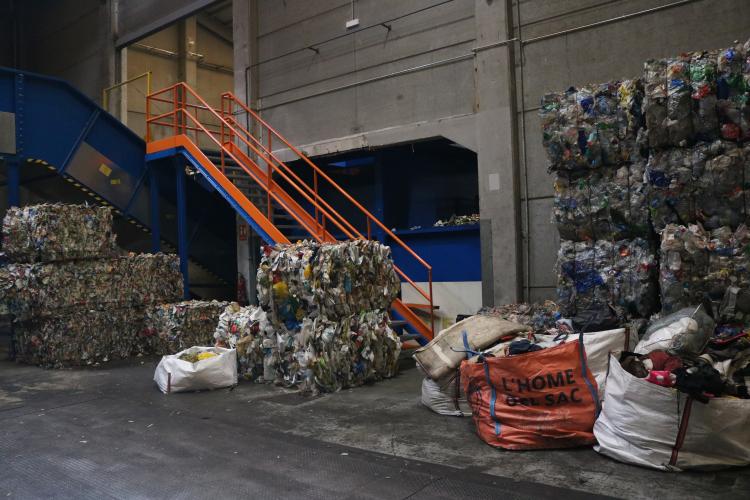 Bales compactades de diversos envasos després del triatge