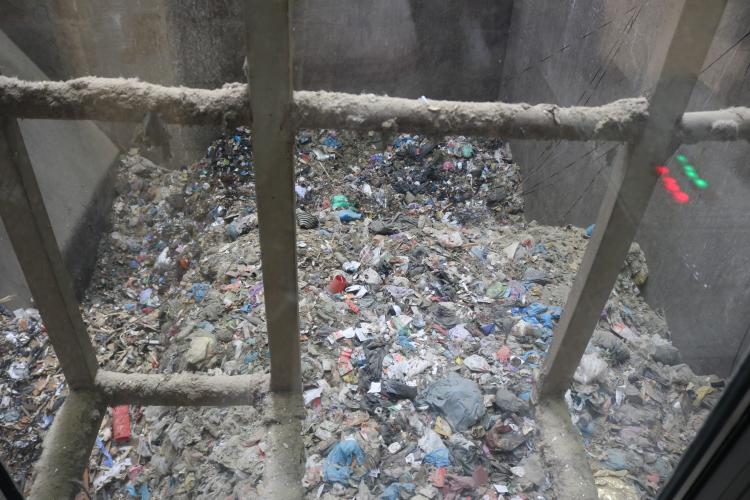 Imatge de la fossa on s'acumulen els residus abans no es valoritzin energèticament