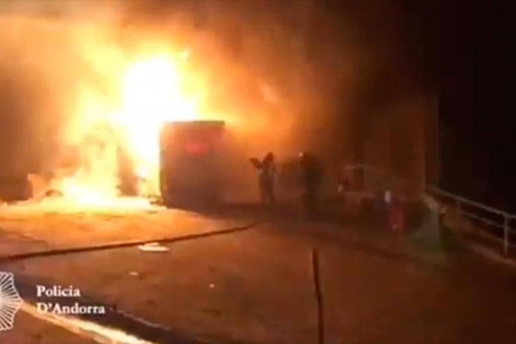 El foc al centre de transferència de la deixalleria de la Comella. Foto: Policia d'Andorra El foc al centre de transferència de la deixalleria de la Comella