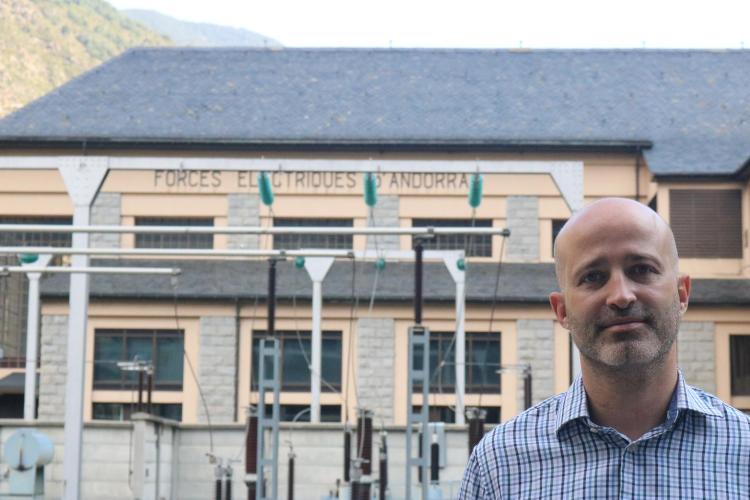 Jordi Travé davant la central hidroelèctrica de FEDA a la Bartra Jordi Travé davant la central hidroelèctrica de FEDA a la Bartra