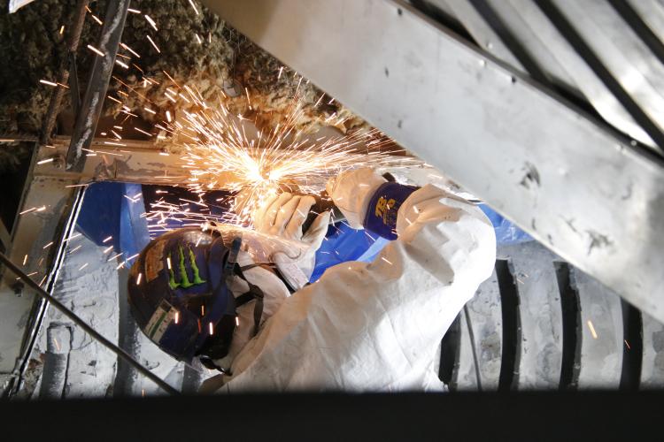 Un operari fent tasques de manteniment a Ctrasa.