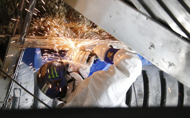 Un operari fent tasques de manteniment a Ctrasa.